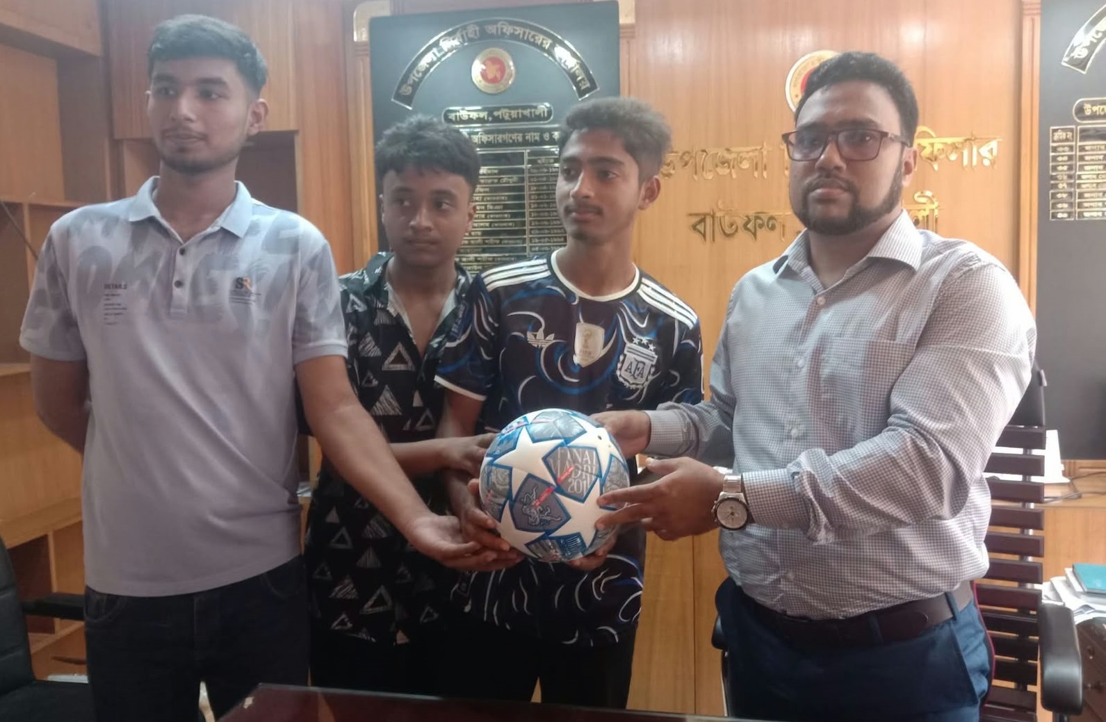 বাউফলে ইউএনওর ব্যক্তিগত অর্থায়নে শিক্ষার্থীদের মাঝে ফুটবল বিতরণ