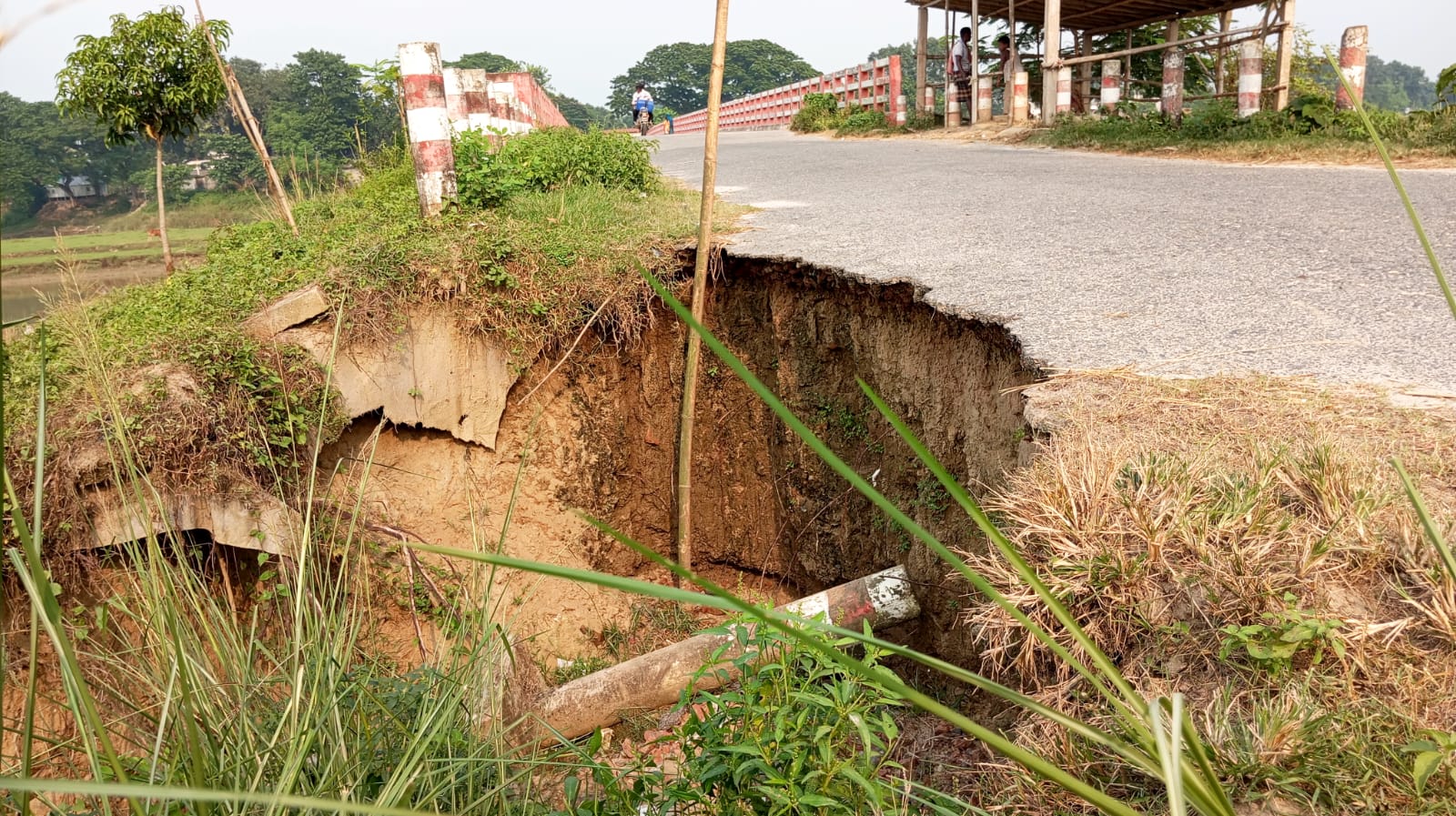 বদলগাছীতে ৩ মাসেও সংস্কার হয়নি ভাঙা রাস্তা