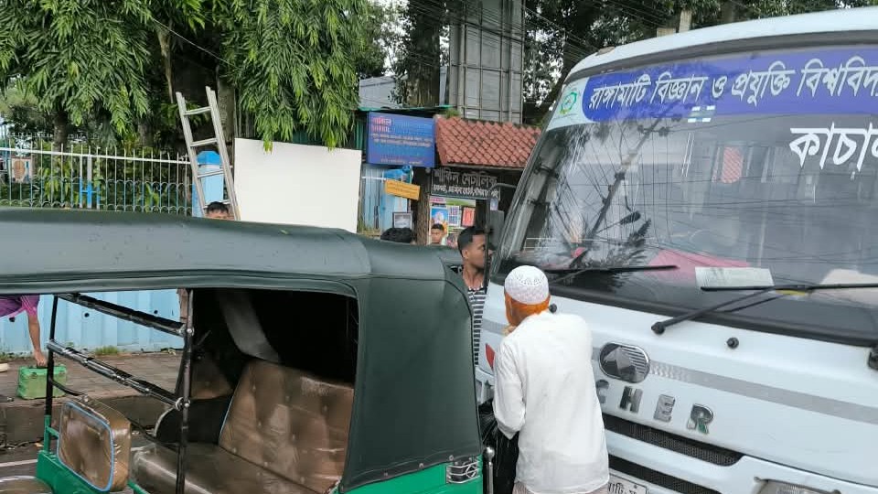 রাবিপ্রবির বাস-চালকের সাথে সিএনজি চালকের বাকবিতণ্ডা, শিক্ষার্থীকে হুমকি