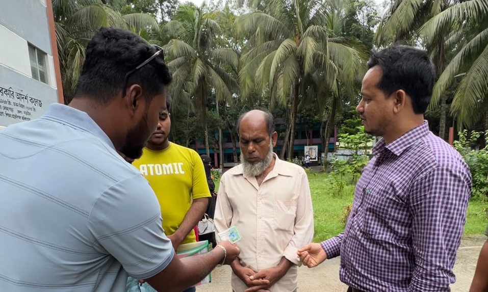 অসহায় মেধাবী শিক্ষার্থীর পাশে লোহাগড়া সরকারি আদর্শ কলেজ ছাত্রদল