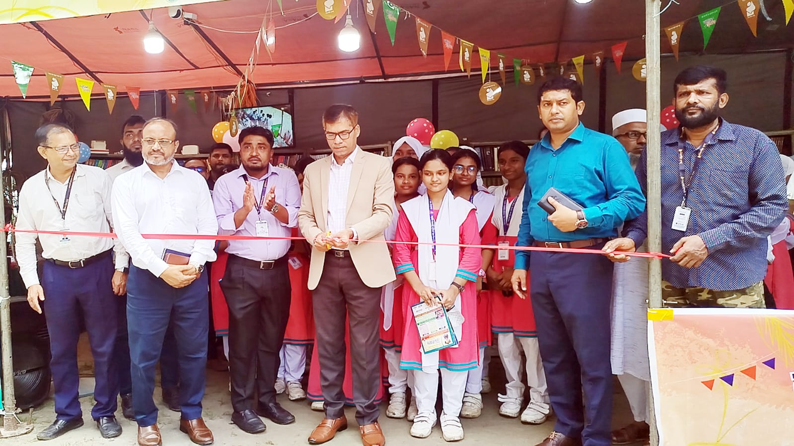 নড়াইলে ৫ দিনব্যাপী বইমেলার উদ্বোধন করলেন জেলা প্রশাসক