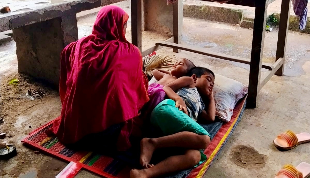 স্বামী খোঁজ নেন না, ঠাঁই মেলেনি ঘরেও, লোহাগড়ায় যাত্রী ছাউনিতে মা ও দুই শিশু