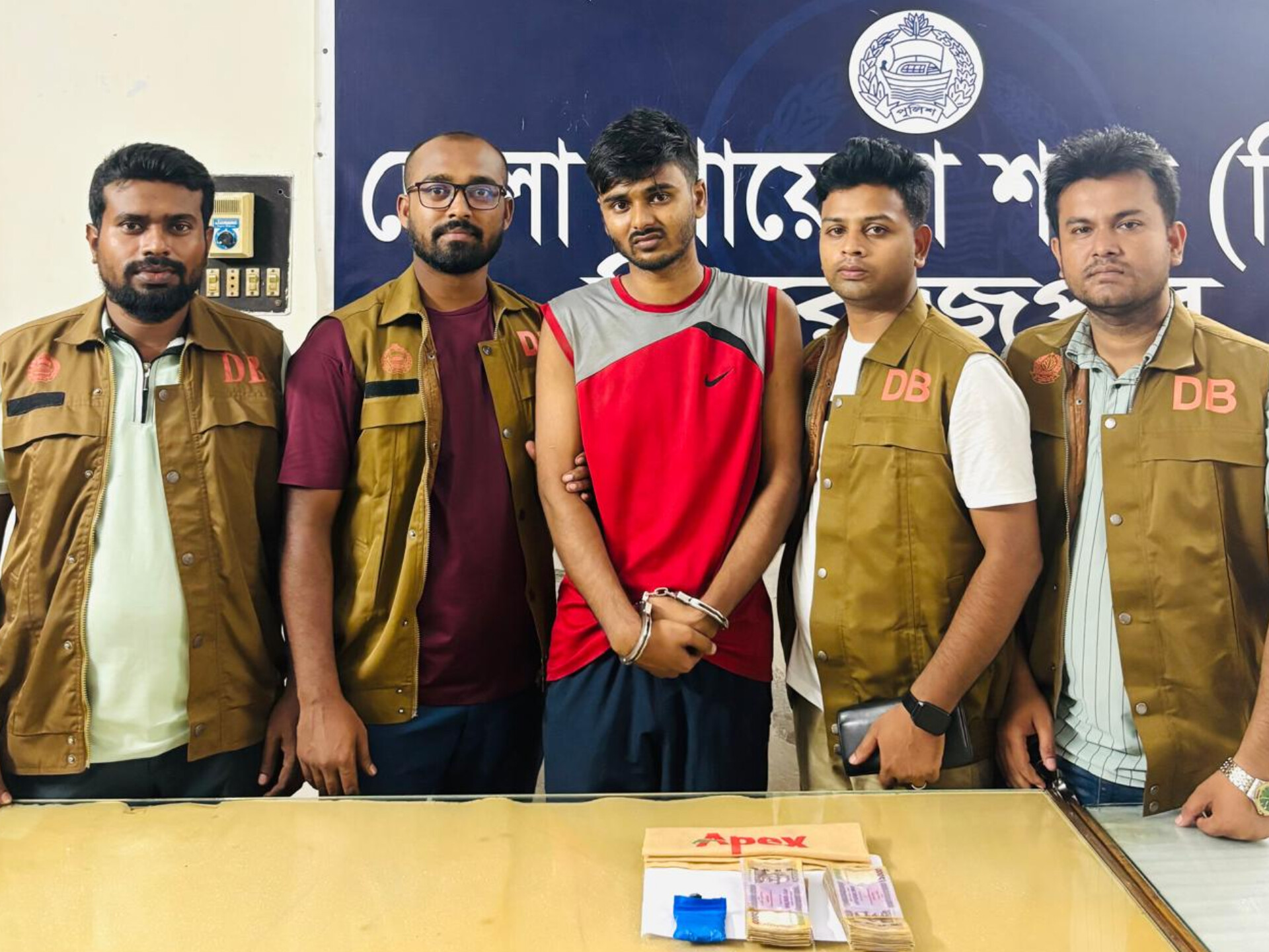 পিরোজপুরে ২০০ ইয়াবা ও ২ লাখ টাকা উদ্ধার, আটক ১
