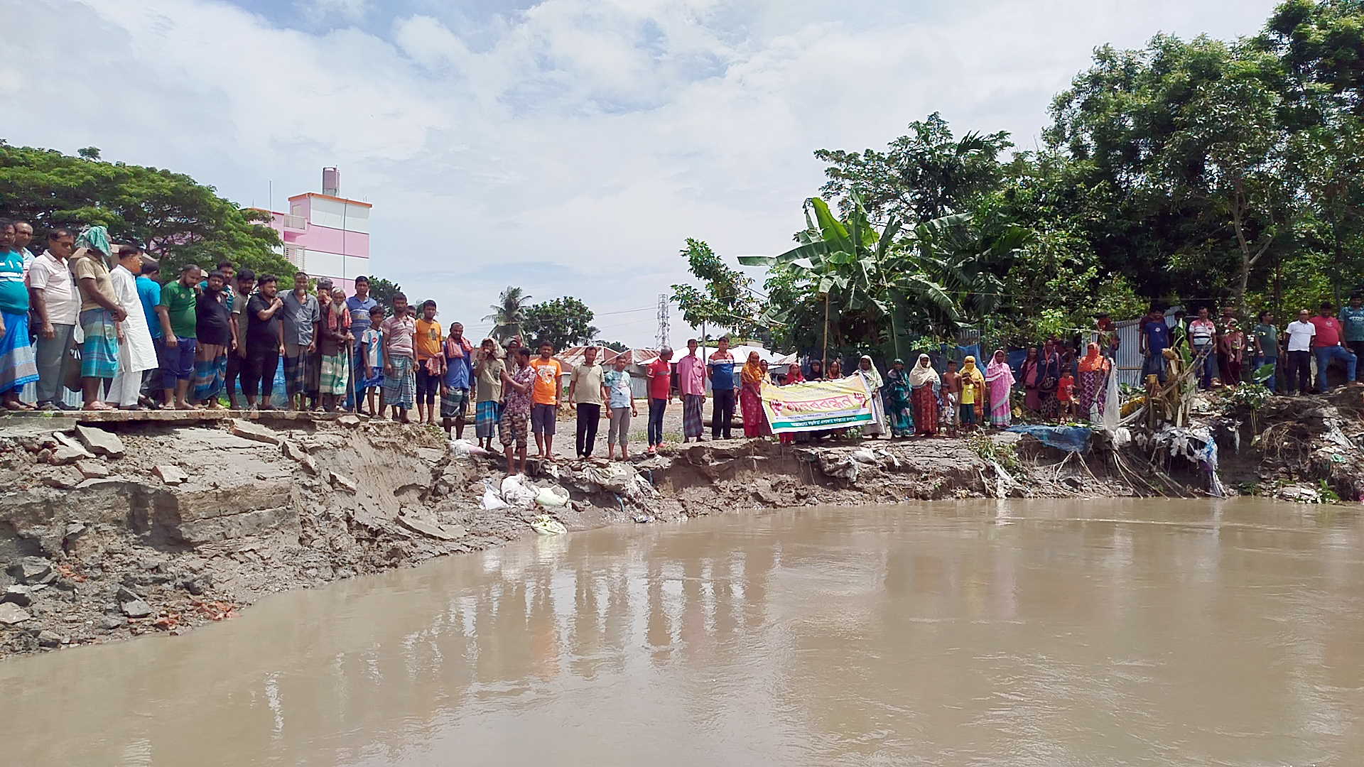 নড়াইলের বড়দিয়ায় নদীভাঙন রোধে ব্যবসায়ী ও এলাকাবাসীর মানববন্ধন