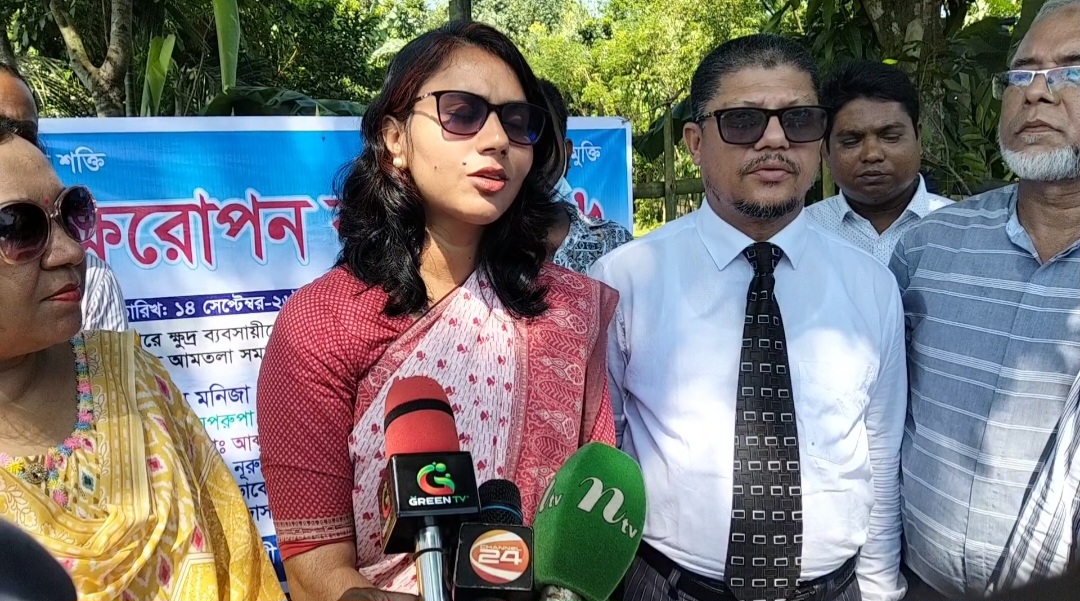 নেত্রকোণায় ক্ষুদ্র ব্যবসায়ীদের মাঝে ১৫০ চারা বিতরণ, সড়কের পাশে রোপণ ৩৫০ বৃক্ষ