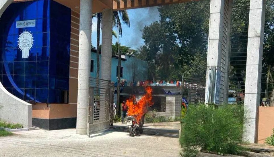 পল্লী বিদ্যুৎ সমিতির প্রধান ফটকে আনসার সদস্যের মোটরসাইকেলে আগুন