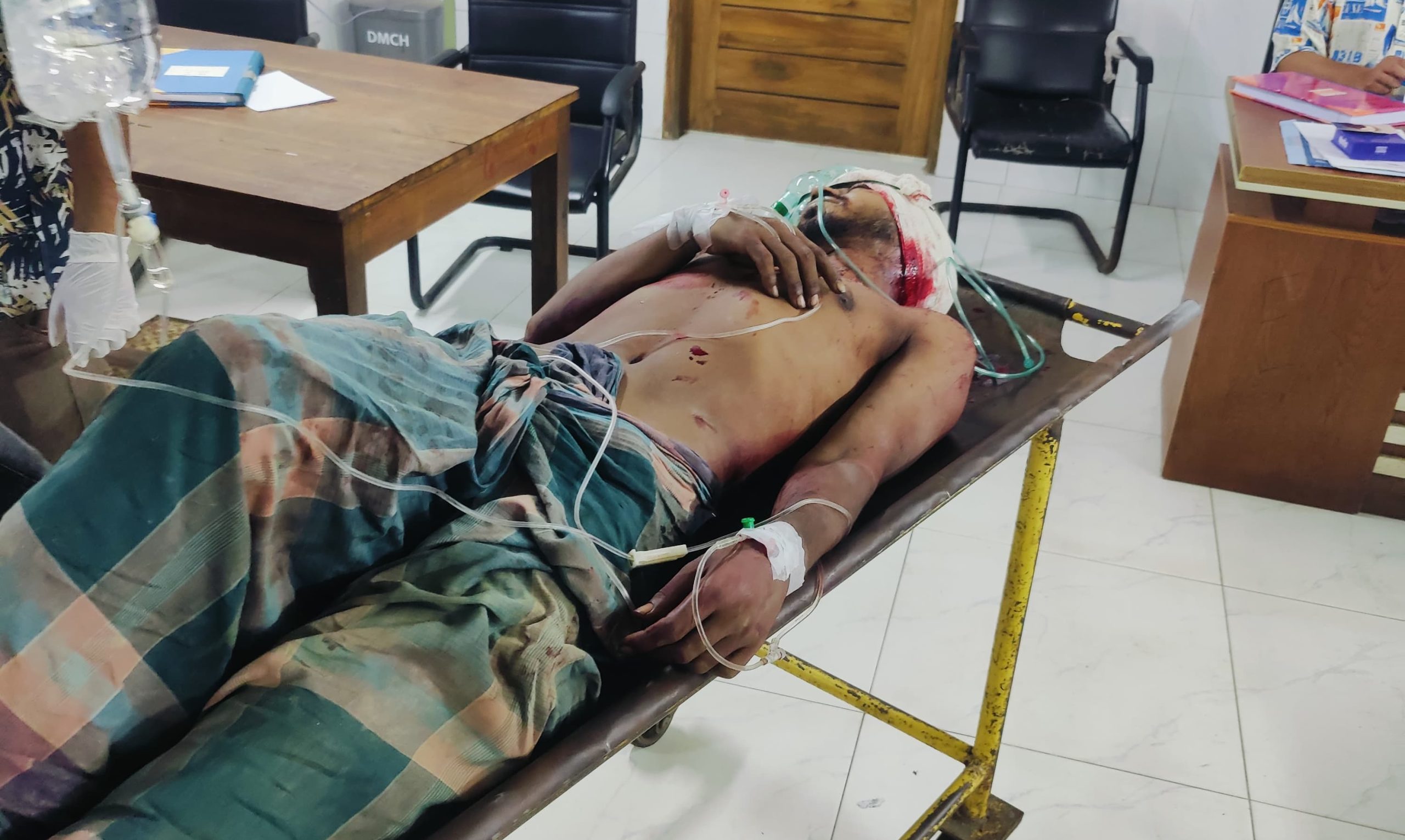 আশুলিয়ায় কাভার্ডভ্যানের সিলিন্ডার বিস্ফোরণে কাঁচামাল ব্যবসায়ীর মৃত্যু, আহত ৩