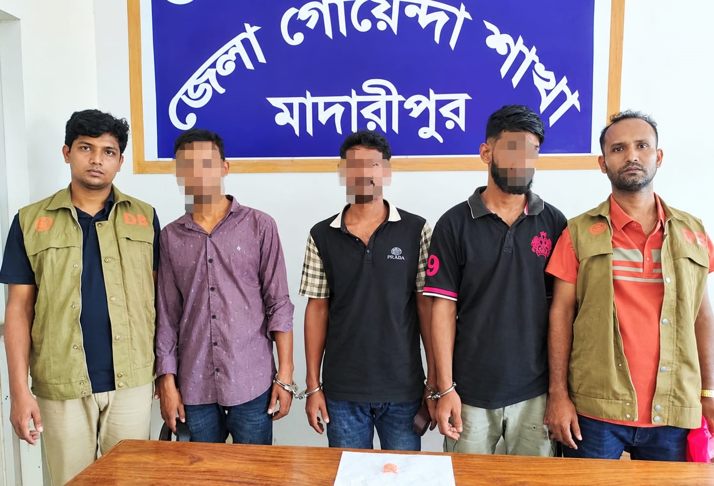 মাদারীপুরে ৬৫০ পিস ইয়াবাসহ ৬ মাদক ব্যবসায়ী গ্রেপ্তার