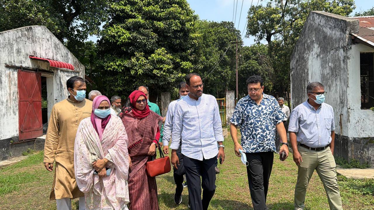 কেন্দ্রীয় মুরগি খামারে বাচ্চা উৎপাদন বাড়ানোর নির্দেশ প্রতিমন্ত্রীর