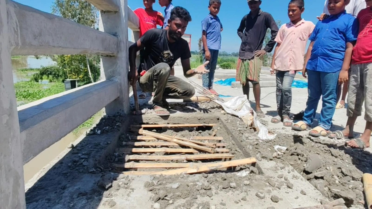 ব্রিজ নির্মাণে রডের বদলে বাঁশ, তদন্তের আশ্বাস