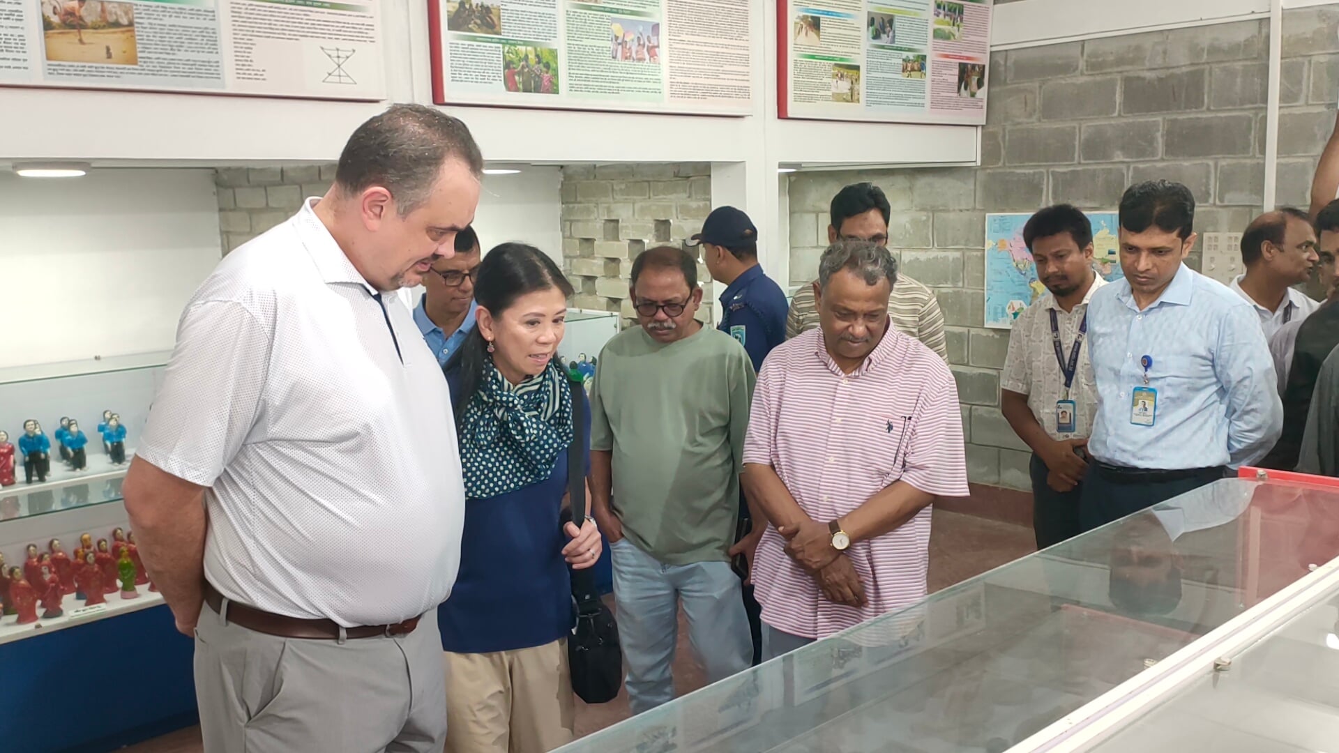 ঠাকুরগাঁওয়ের ‘লোকায়ন জীবন বৈচিত্র্য জাদুঘর’ পরিদর্শন করলেন মার্কিন রাষ্ট্রদূত
