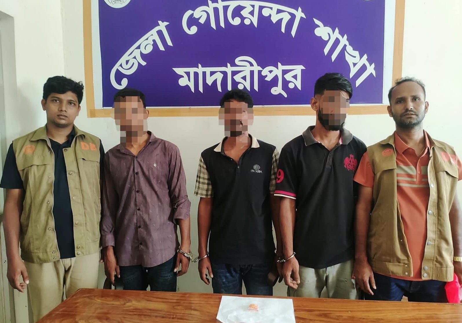 মাদারীপুরে ৬৫০ পিস ইয়াবাসহ ৬ জন গ্রেপ্তার