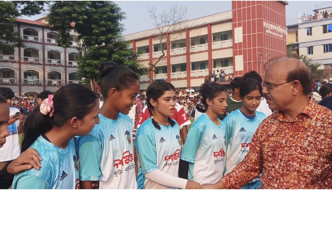 রাণীনগরে মাঠ কাপালেন নারী ফুটবল টিম; আনন্দে উচ্ছ্বাসিত হাজার হাজার নারী-পুরুষ দর্শক