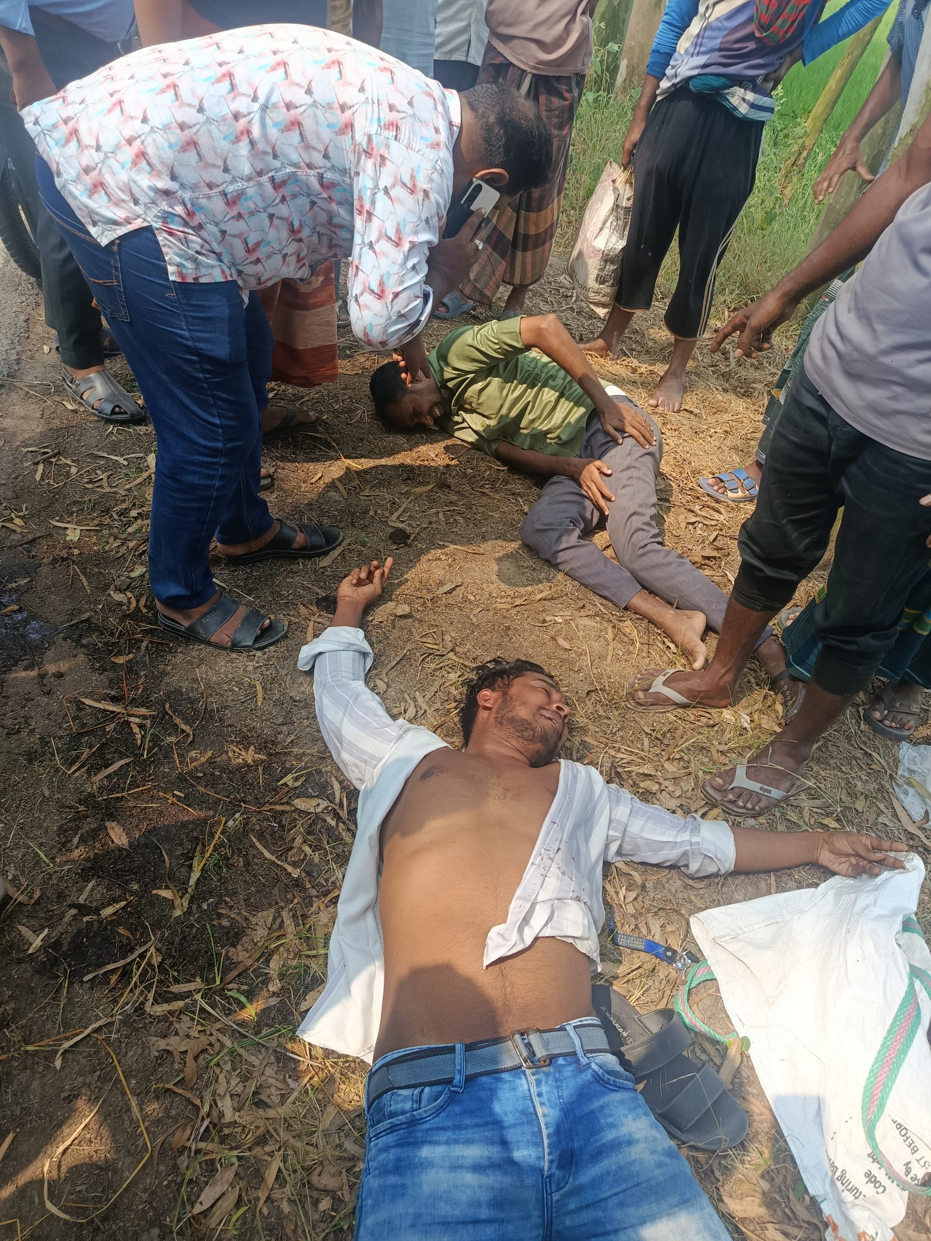রাণীনগরে দুপুর বেলা ৩৪লক্ষ টাকা ছিনতাই করে পালিয়ে যায় হেলমেট বাহিনীর ৪সদস্য