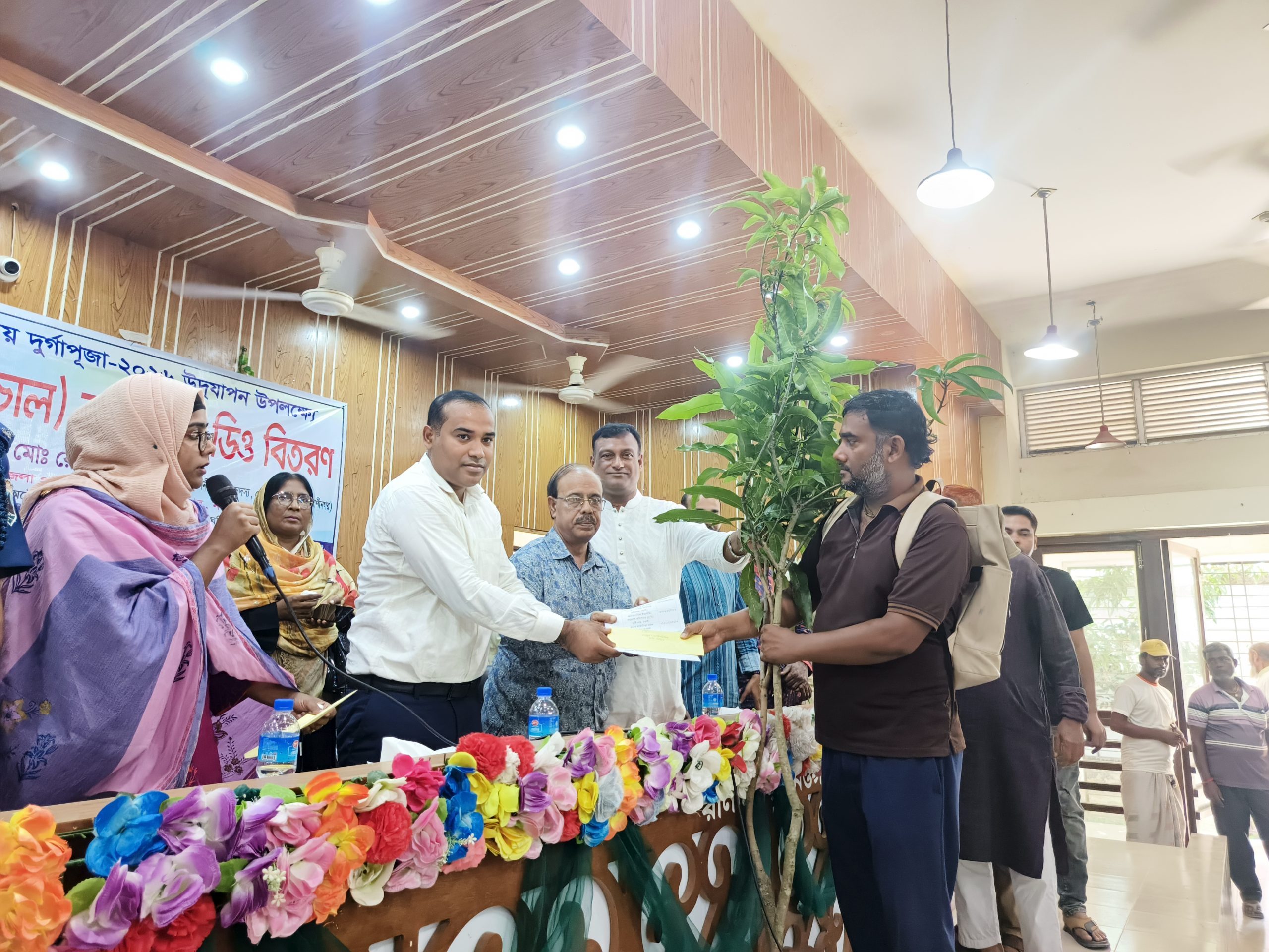 রাণীনগরে শারদীয় দুর্গাপূজা উপলক্ষ্যে সরকারি অনুদান ও এমপির উপহার প্রদান