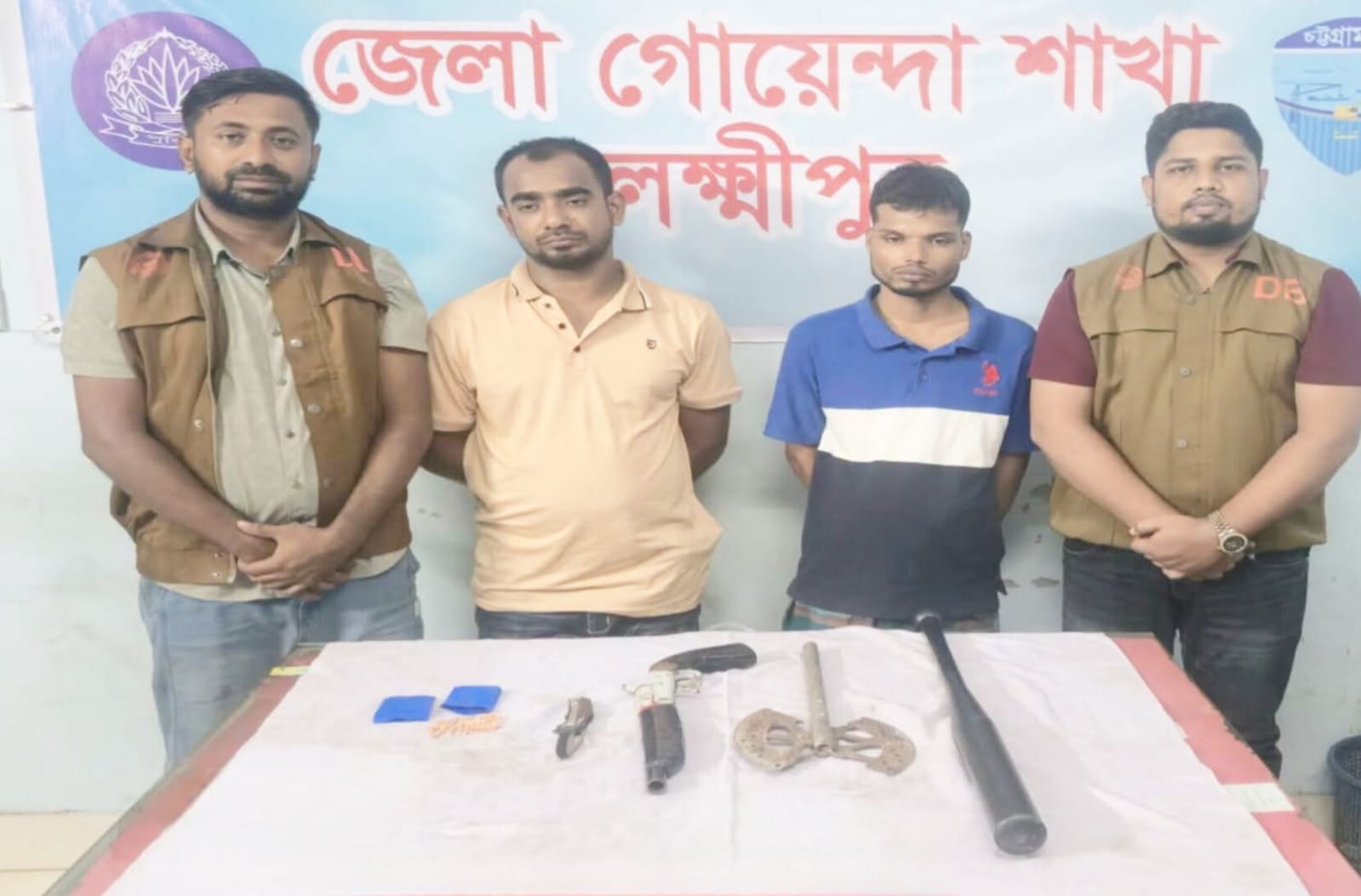 লক্ষ্মীপুরে ডিবির অভিযানে একনলা বন্দুক ও ইয়াবাসহ গ্রেপ্তার ২
