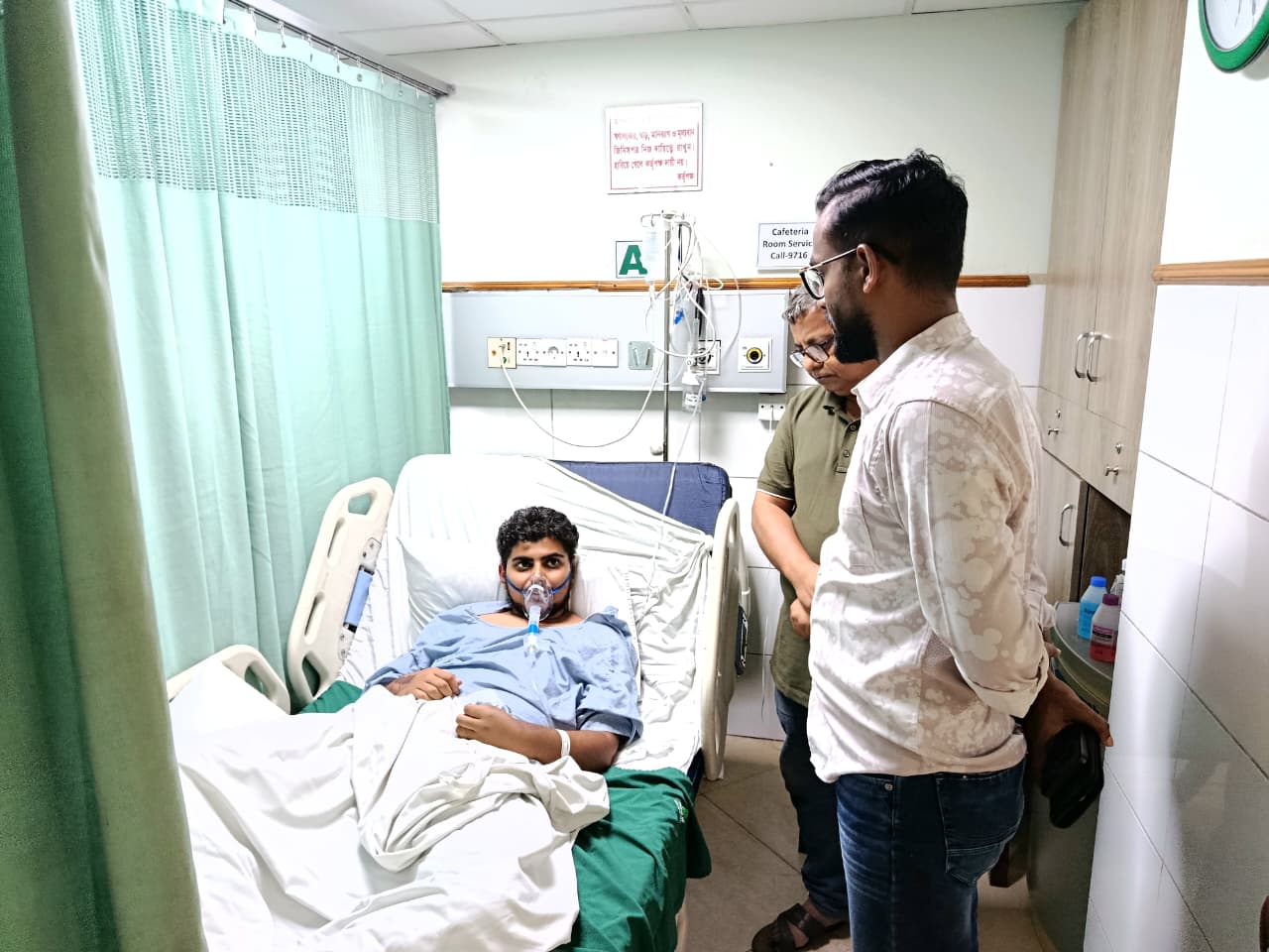 অসুস্থ শিক্ষার্থীর পাশে জবি ছাত্রদল নেতা রুমি, দিলেন আর্থিক সহযোগিতা
