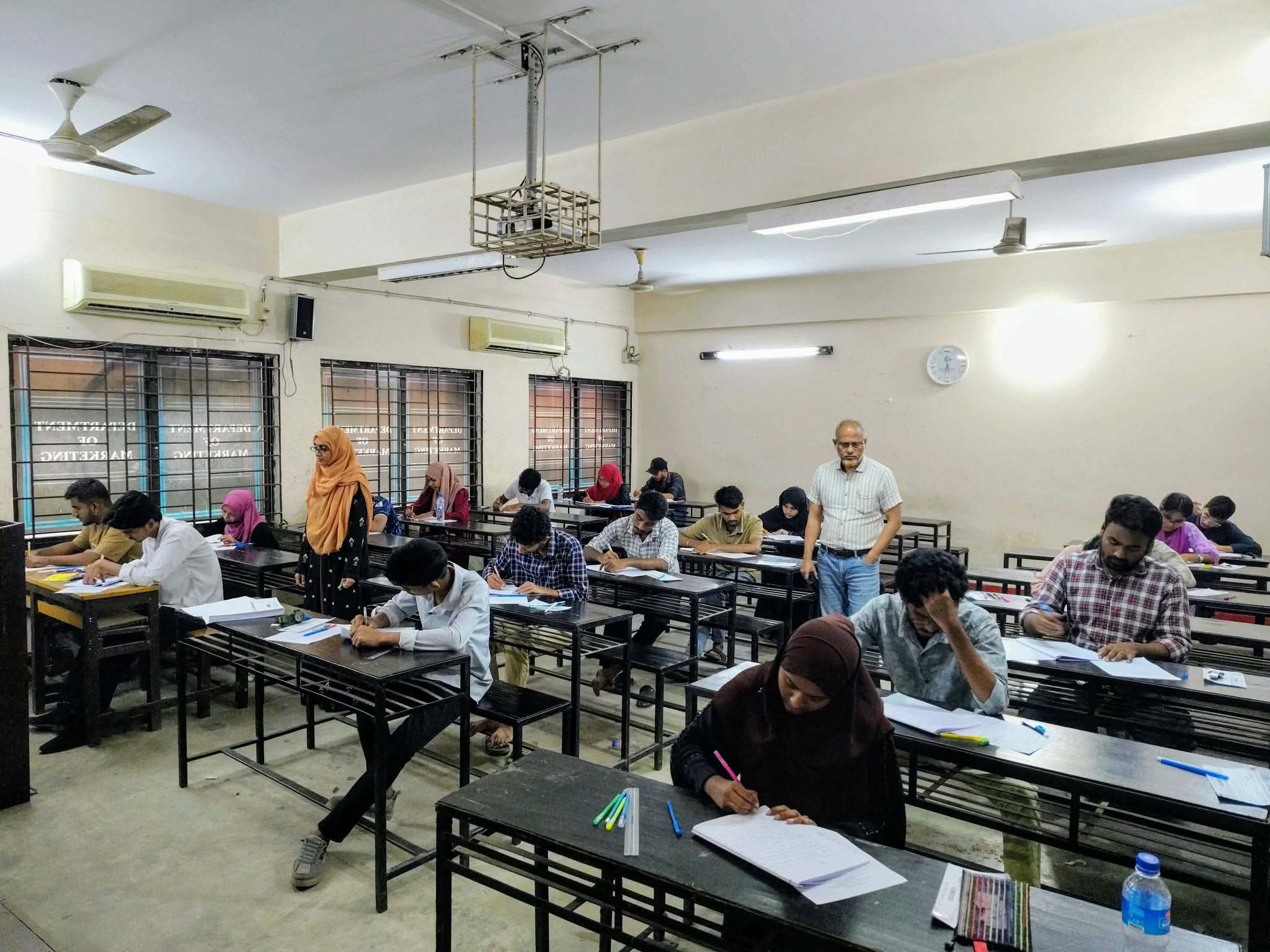 ‎কুবিতে সেশনজট নিরসনে একযোগে সব বিভাগের পরীক্ষা নেওয়ার উদ্যোগ