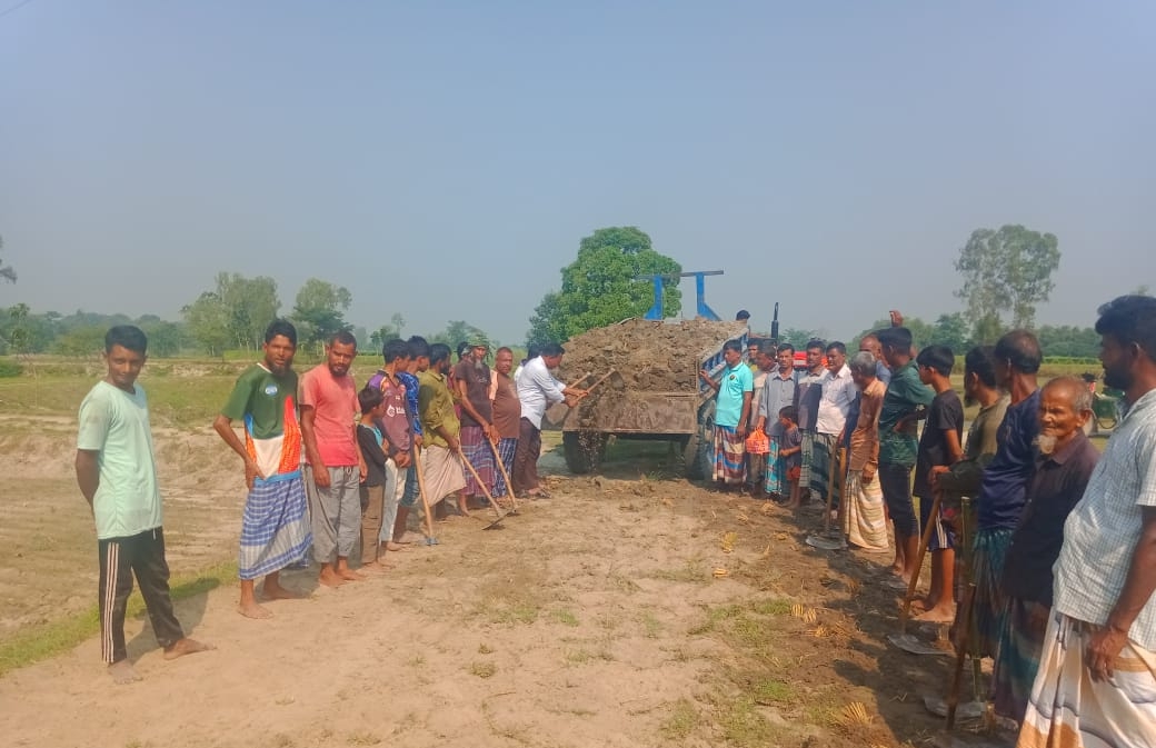 দীর্ঘদিনের ভোগান্তি নিরসনে নিজেদের উদ্যোগে সড়ক সংস্কারে এলাকাবাসী
