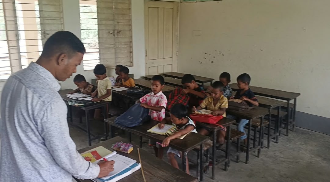 ডোমারের চিলাহাটিতে দুই প্রাথমিক বিদ্যালয়ে দুজন শিক্ষক দিয়ে চলছে পাঠদান, ব্যাহত হচ্ছে শিক্ষা কার্যক্রম