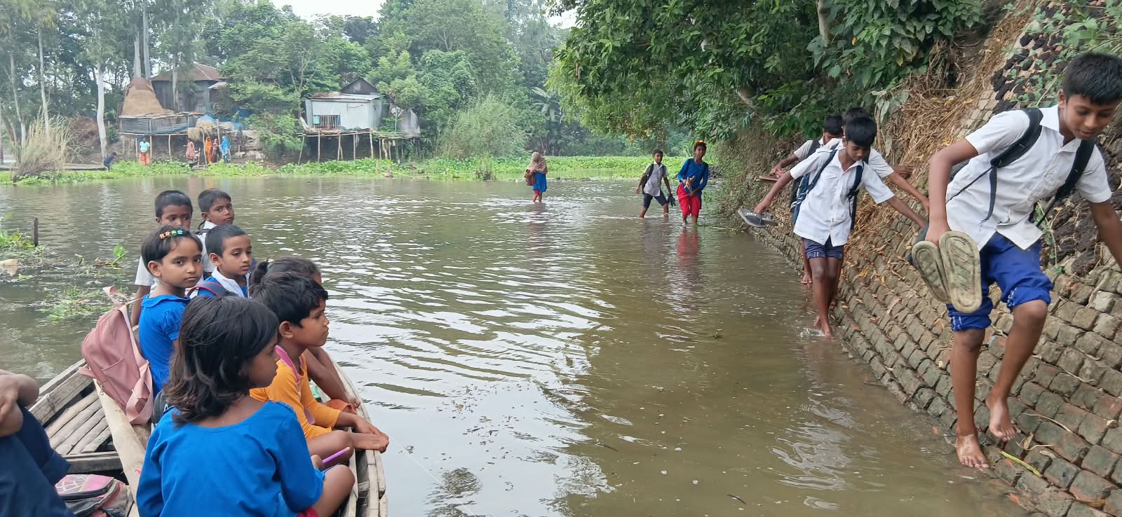সিংড়ার দুর্গম বেড়াবাড়ি সরকারি প্রাথমিক বিদ্যালয় স্থানান্তরের দাবি