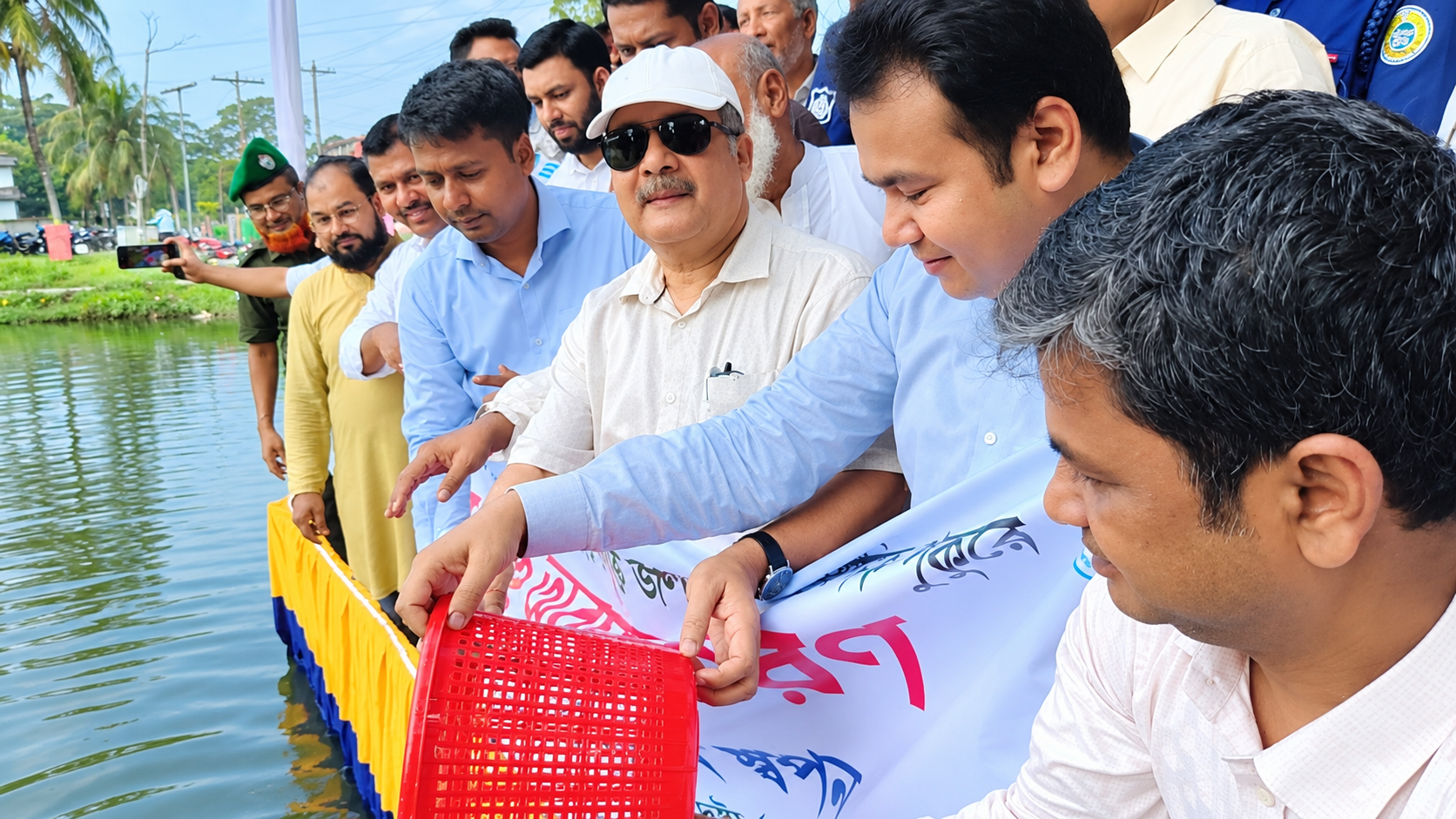আগৈলঝাড়ায় জলাশয়ে পোনা মাছ অবমুক্তকরণ উদ্বোধন করেন জহির উদ্দিন স্বপন এমপি