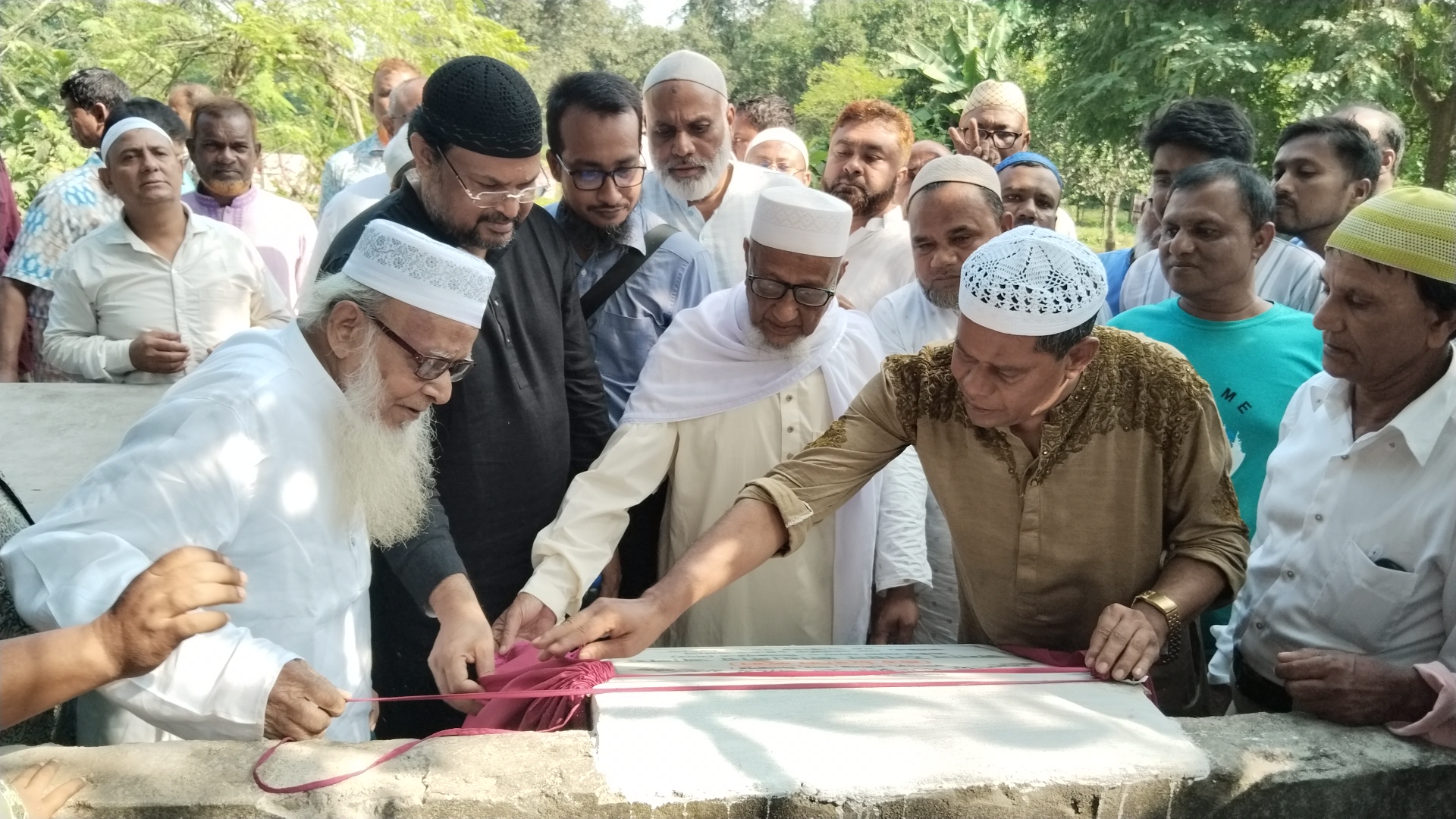 দিনাজপুরে গুদিপাড়া জামে মসজিদের ভিত্তিপ্রস্তর স্থাপন করলেন এমপি সৈয়দ জাহাঙ্গীর আলম