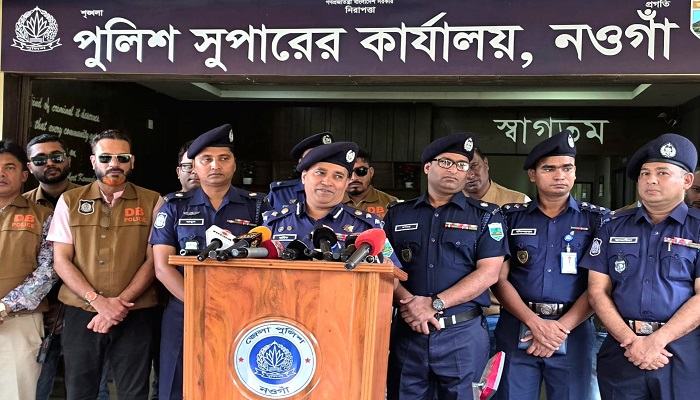 নওগাঁয় ইসলামী ব্যাংকের ৩৪ লাখ টাকা ছিনতাই: ব্যাংকের তিন কর্মীসহ গ্রেপ্তার ৬