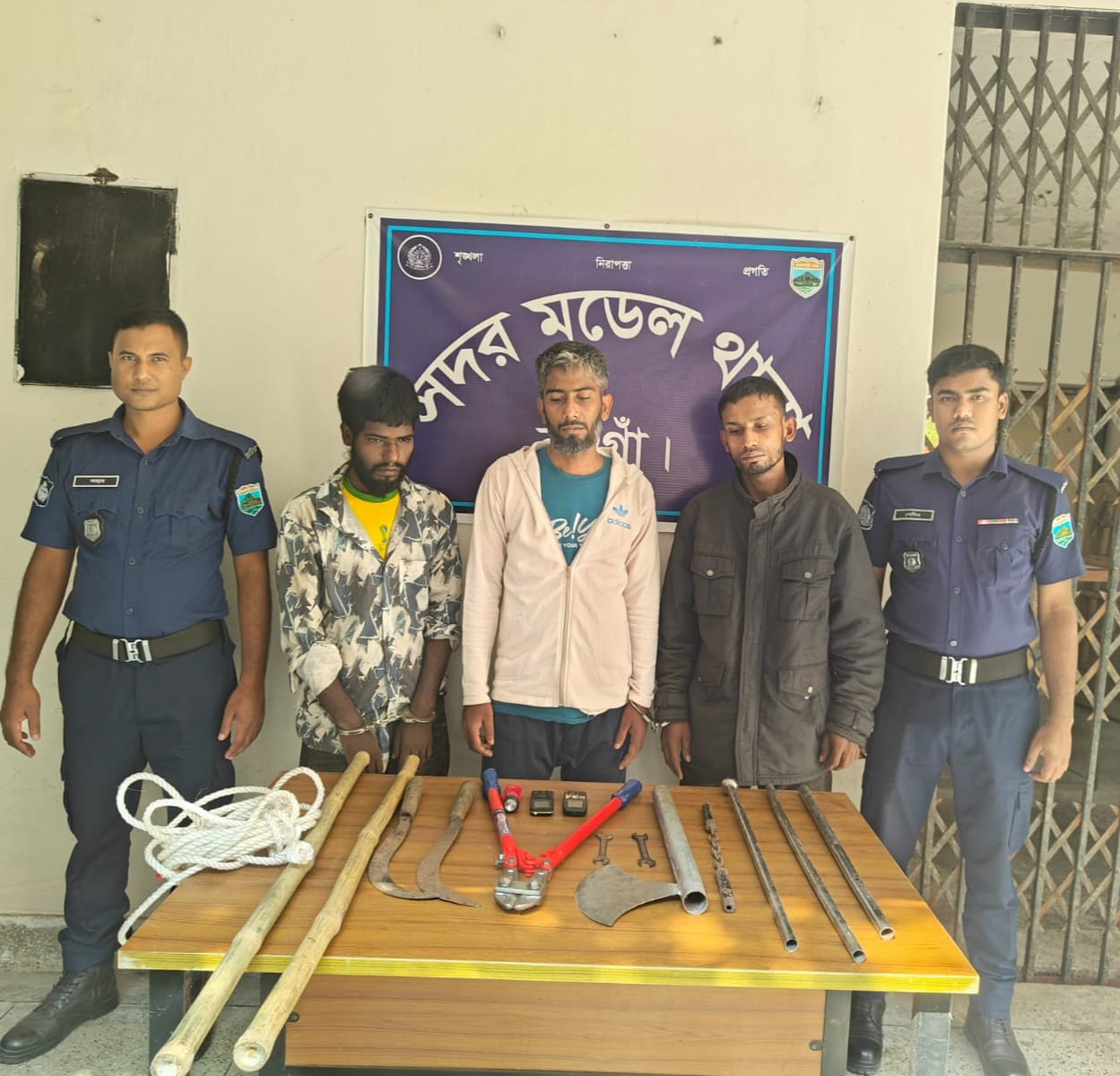 রংপুরের তারাগঞ্জে ছাত্রাবাসে যুবদলের অভিযান: হেরোইনসহ মাদক ব্যবসায়ী আটক, পুলিশে সোপর্দ