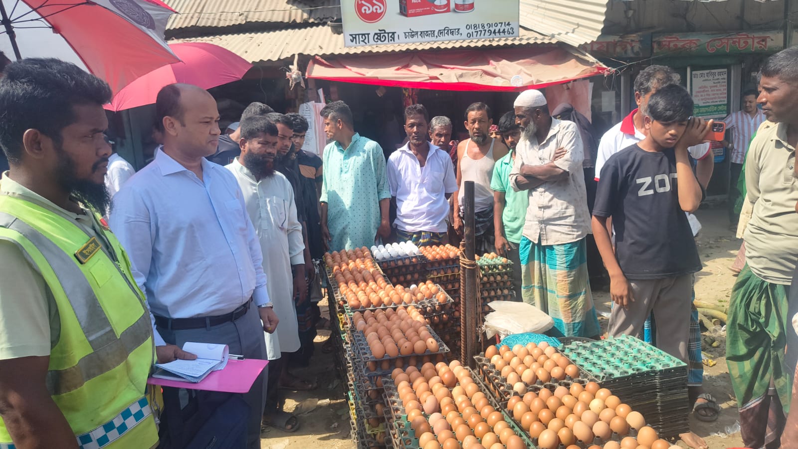 দেবিদ্বার ফুটপাত দখল করে দোকান বসানোর অপরাধে ২ ডিম ব‍্যবসায়িকে ২০ হাজার টাকা জরিমানা
