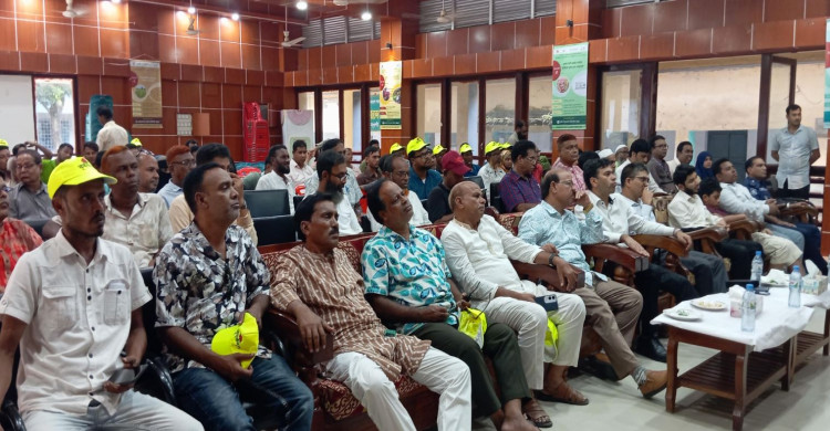 আত্রাইয়ে কৃষকদের মাঝে স্মার্ট কার্ড বিতরণ