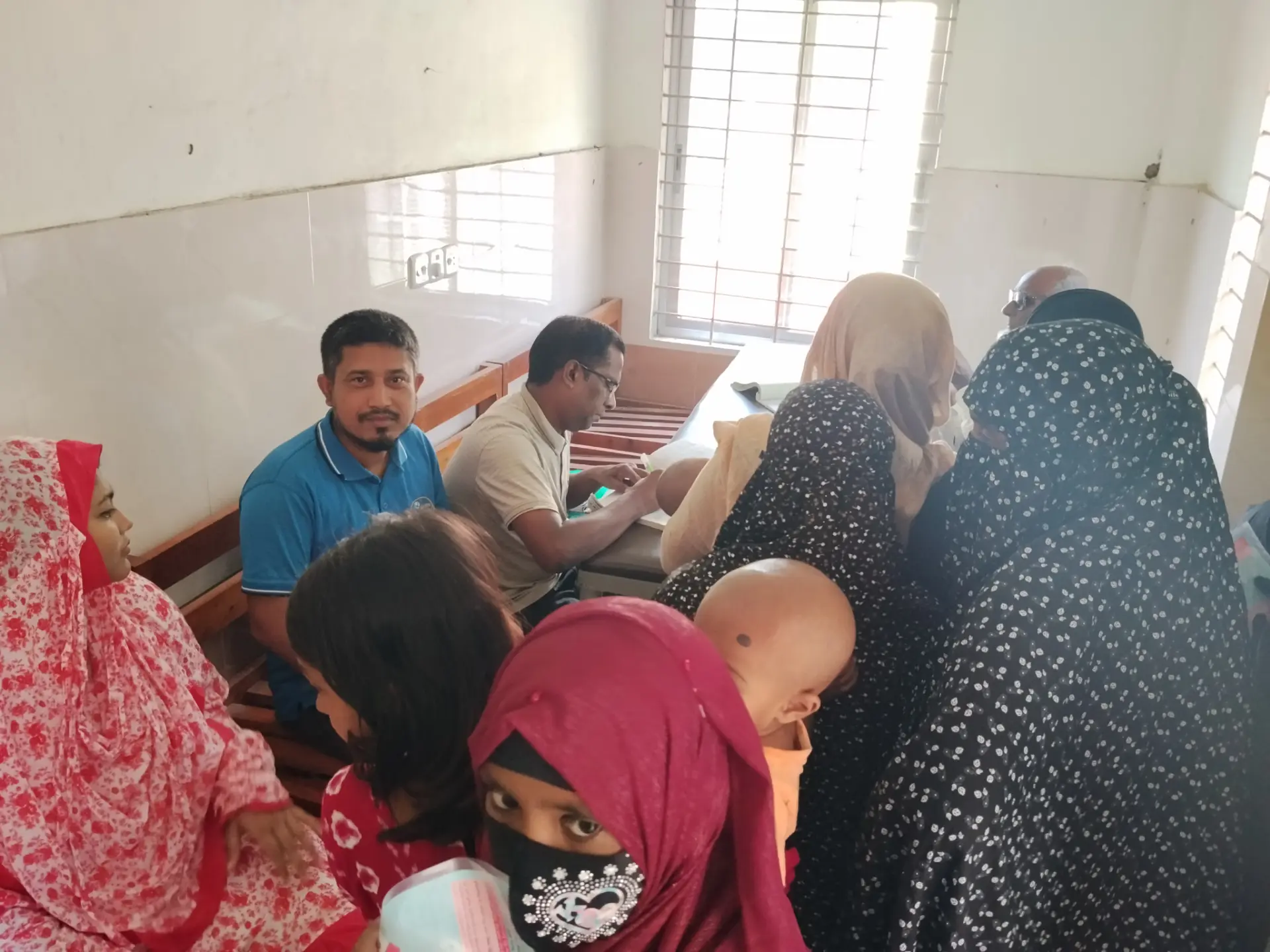 পাহাড়পুর কমিউনিটি ক্লিনিকে শিশুদের টিকাদান