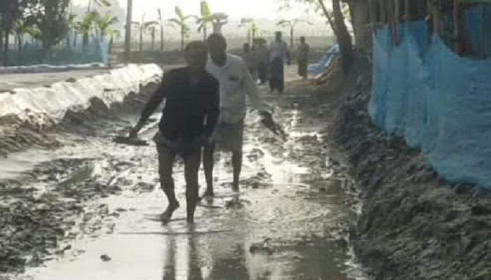 আত্রাইয়ে ড্রাম ট্রাকের চাপে বেহাল সড়ক, ভোগান্তিতে এলাকাবাসী