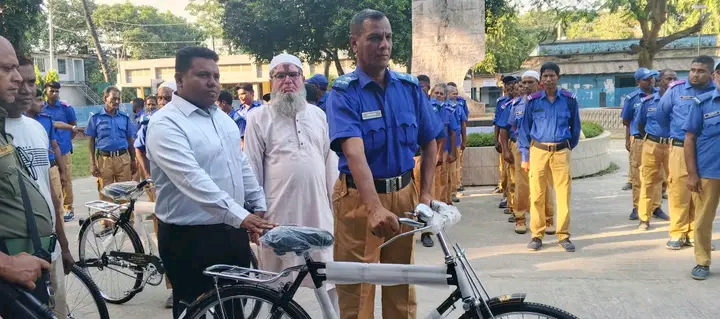 আত্রাইয়ে ৬৮ গ্রাম পুলিশের হাতে বাইসাইকেল বিতরণ