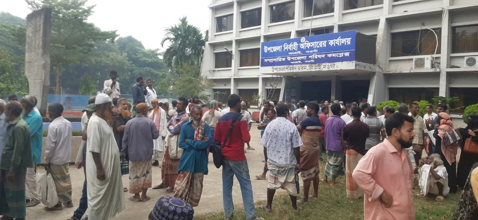 আত্রাইয়ে সার না পাওয়ার অভিযোগ কৃষকদের, প্রতিকার চেয়ে ইউএনওর দ্বারস্থ