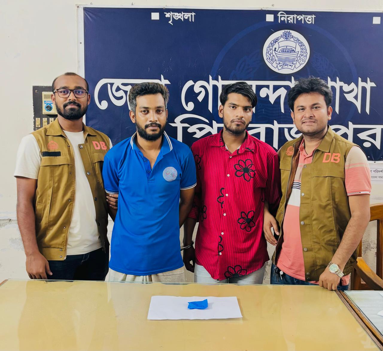 পিরোজপুরে ডিবি পুলিশের অভিযানে ৭০ পিস ইয়াবাসহ দুই যুবক গ্রেফতার