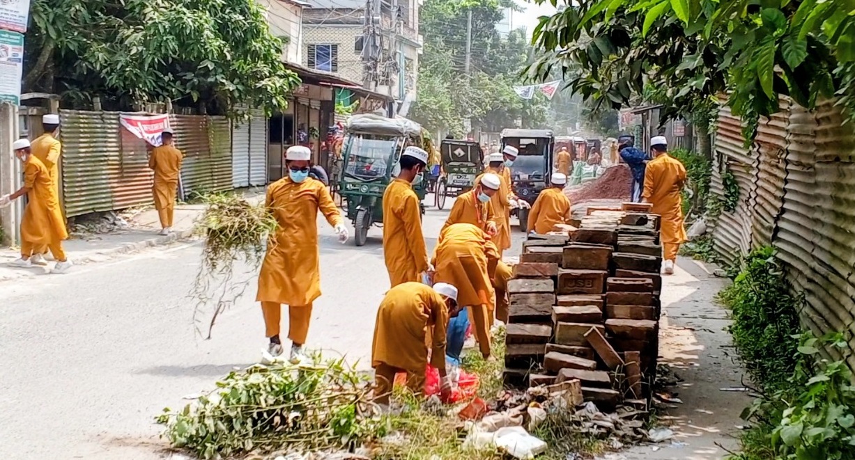 মাদারীপুরে ডেঙ্গু প্রতিরোধে ক্যাডেট মাদ্রাসার পরিচ্ছন্নতা অভিযান