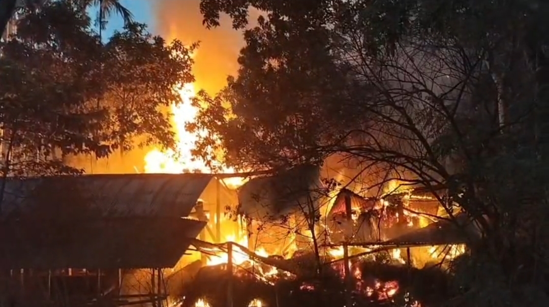 কালকিনিতে শিশু ধর্ষন চেষ্টার অভিযোগে অভিযুক্তকের বাড়ি ভাংচুর-অগ্নিসংযোগ