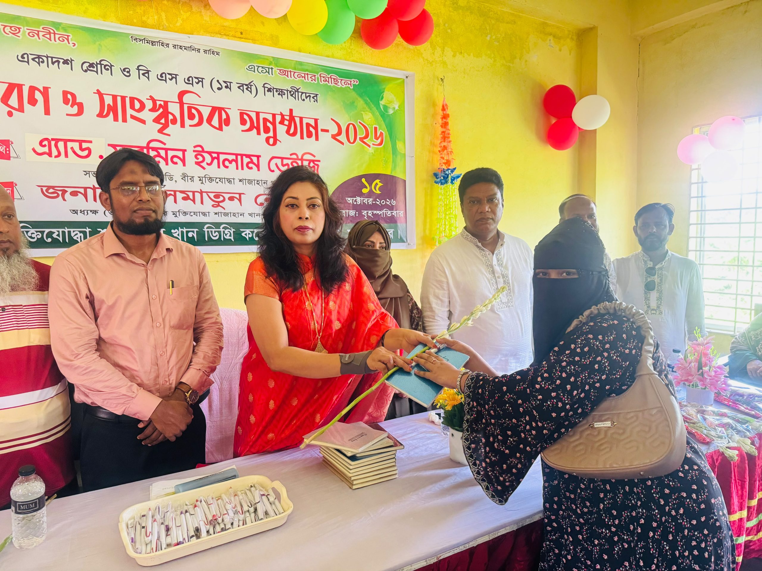 ফুল-কলমে অভ্যর্থনার পর শিক্ষার্থীদের হাত ধরে পরিছন্ন কলেজ চত্বর