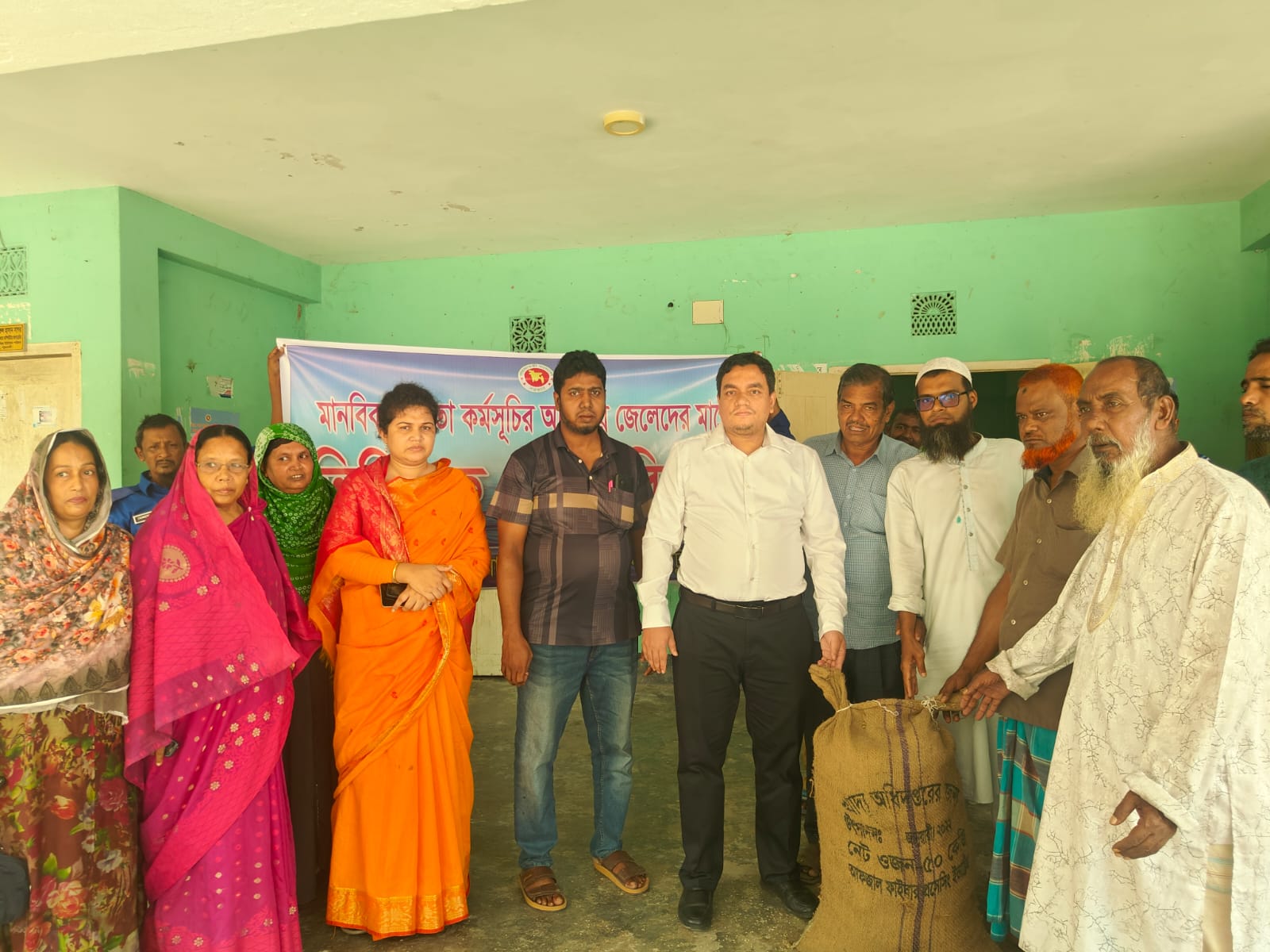 দুমকিতে নিষেধাজ্ঞার সময়ে ৩৯৭ জেলে পরিবার পেল ভিজিএফের চাল