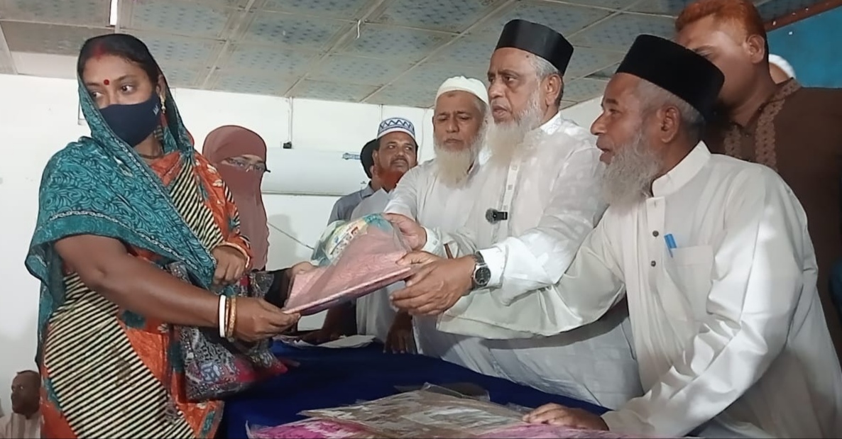 তালায় শারদীয় দুর্গাপূজা উপলক্ষে শাড়ী বিতরণ অনুষ্ঠিত