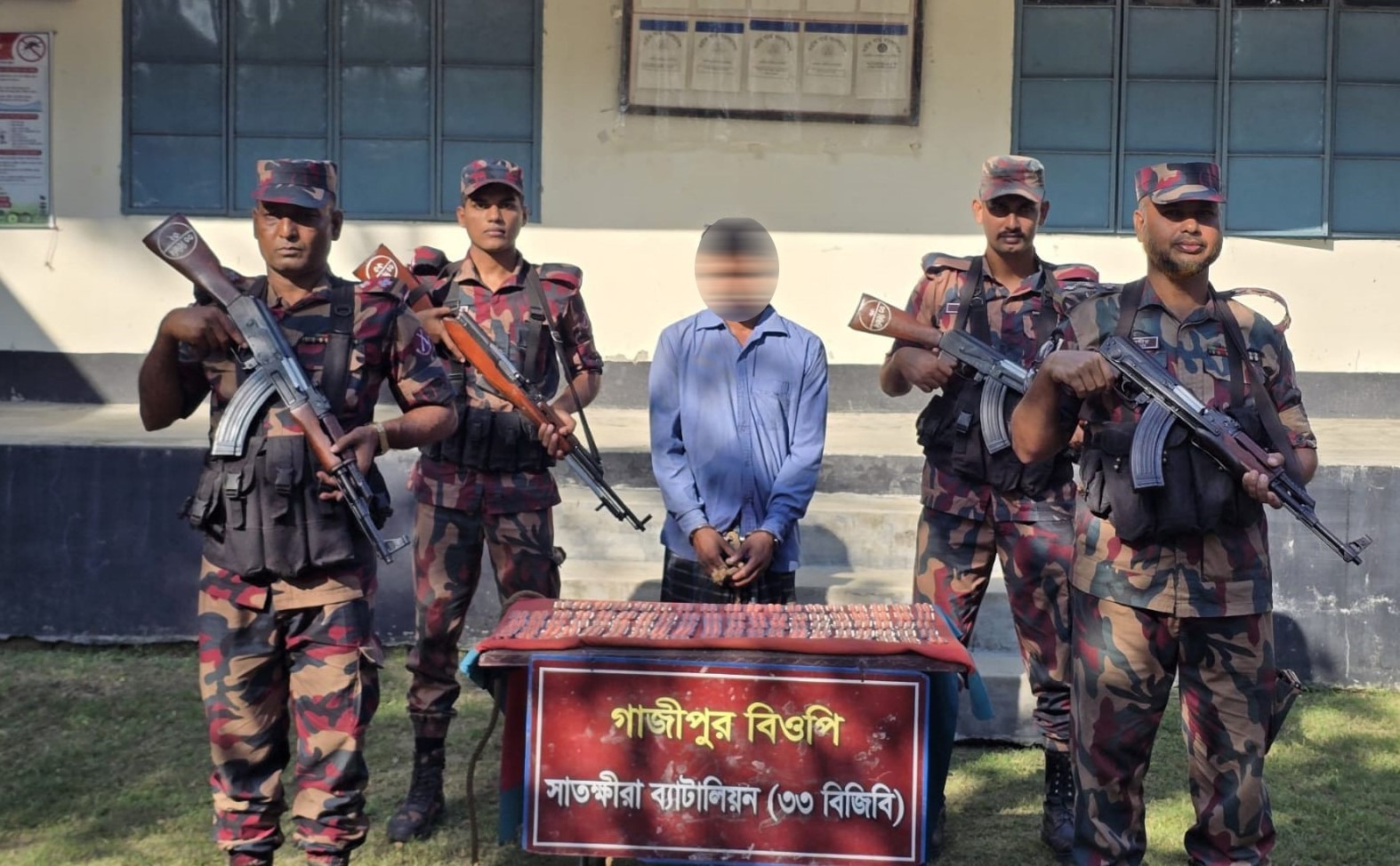 সাতক্ষীরা সীমান্তে বিজিবির বিশেষ অভিযান: মাদক ও ভারতীয় ওষুধসহ আটক ১