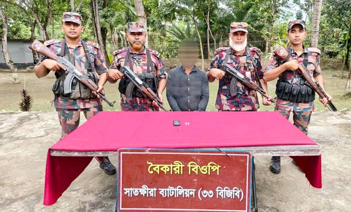 সাতক্ষীরায় বিজিবির অভিযানে ২০ লাখ টাকার মাদক ও চোরাচালানি মালামাল জব্দ, আটক ১