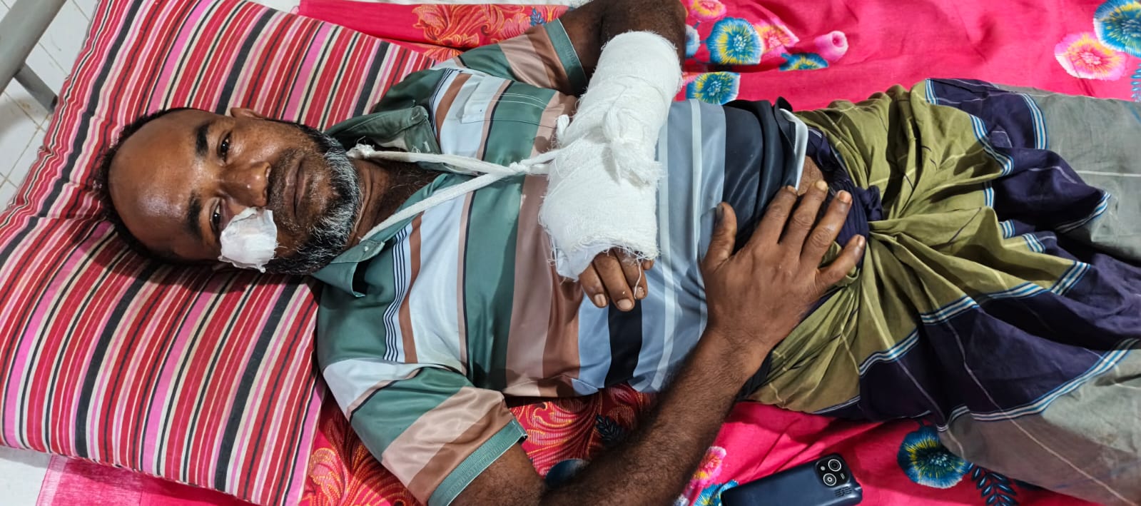 দুমকিতে জমি নিয়ে বিরোধে অটোচালককে মারধর, হাসপাতালে ভর্তি