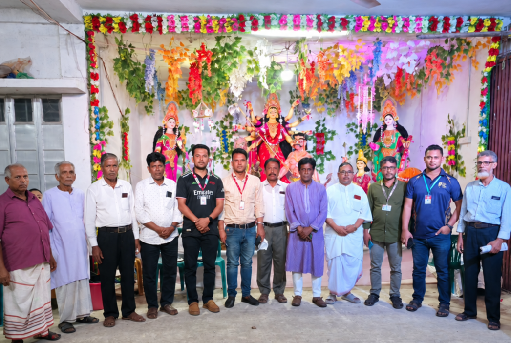পূজামণ্ডপ পরিদর্শন ও অনুদান দিলেন প্রেসক্লাব দুমকি নেতৃবৃন্দ