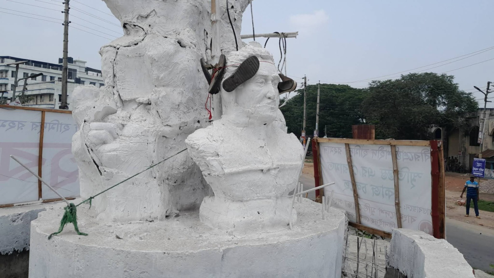 ঝিনাইদহে বীরশ্রেষ্ঠ হামিদুর রহমানের নির্মাণাধীন ভাস্কর্যে জুতার মালা দিয়ে অবমাননার ঘটনায় যুবক আটক