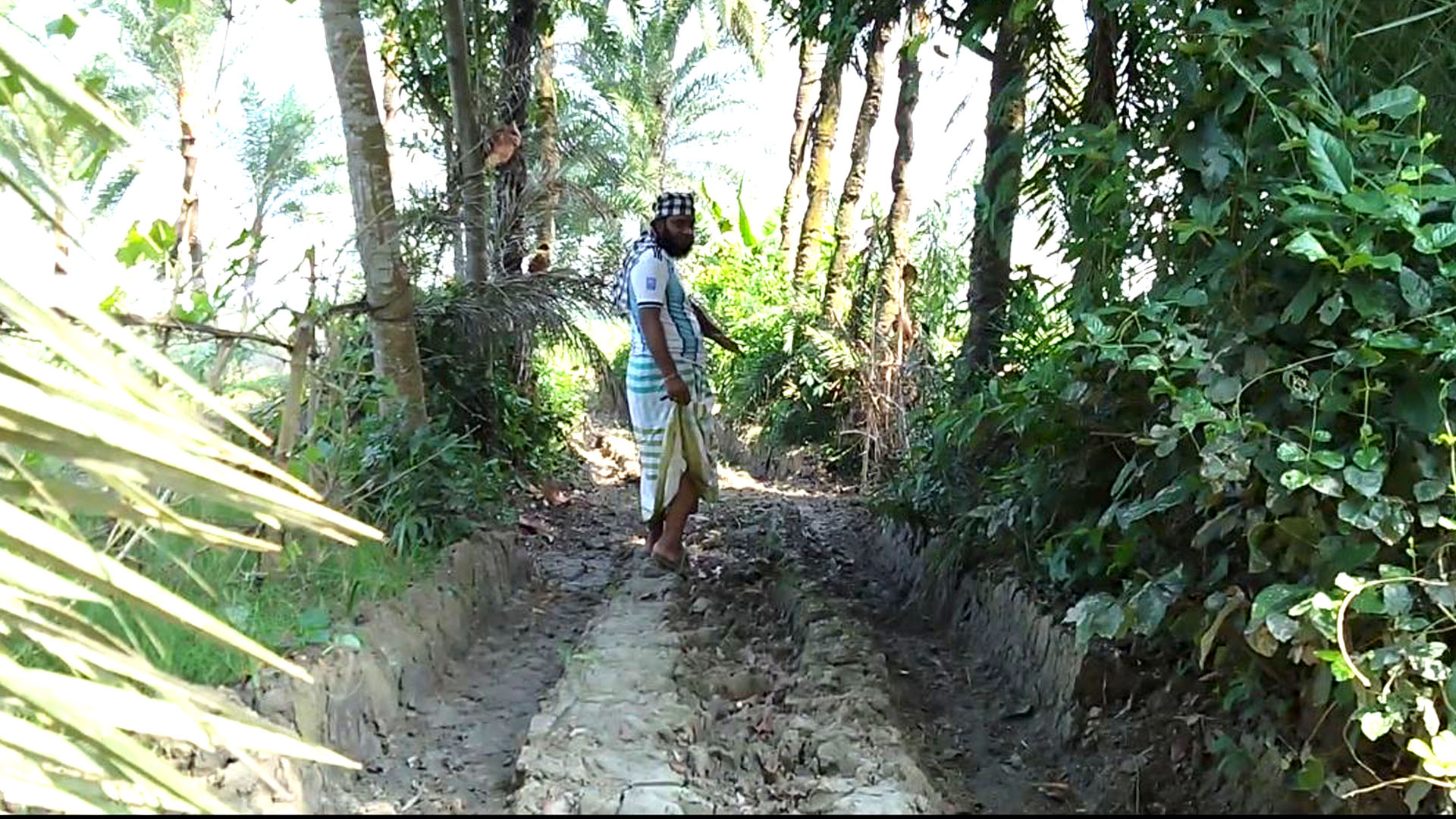 বর্ষায় কাদাপানি আর শুষ্ক মৌসুমে খানাখন্দে ভরা রাস্তায় চলাচলে দুর্ভোগ পোহাচ্ছেন হাজারো মানুষ
