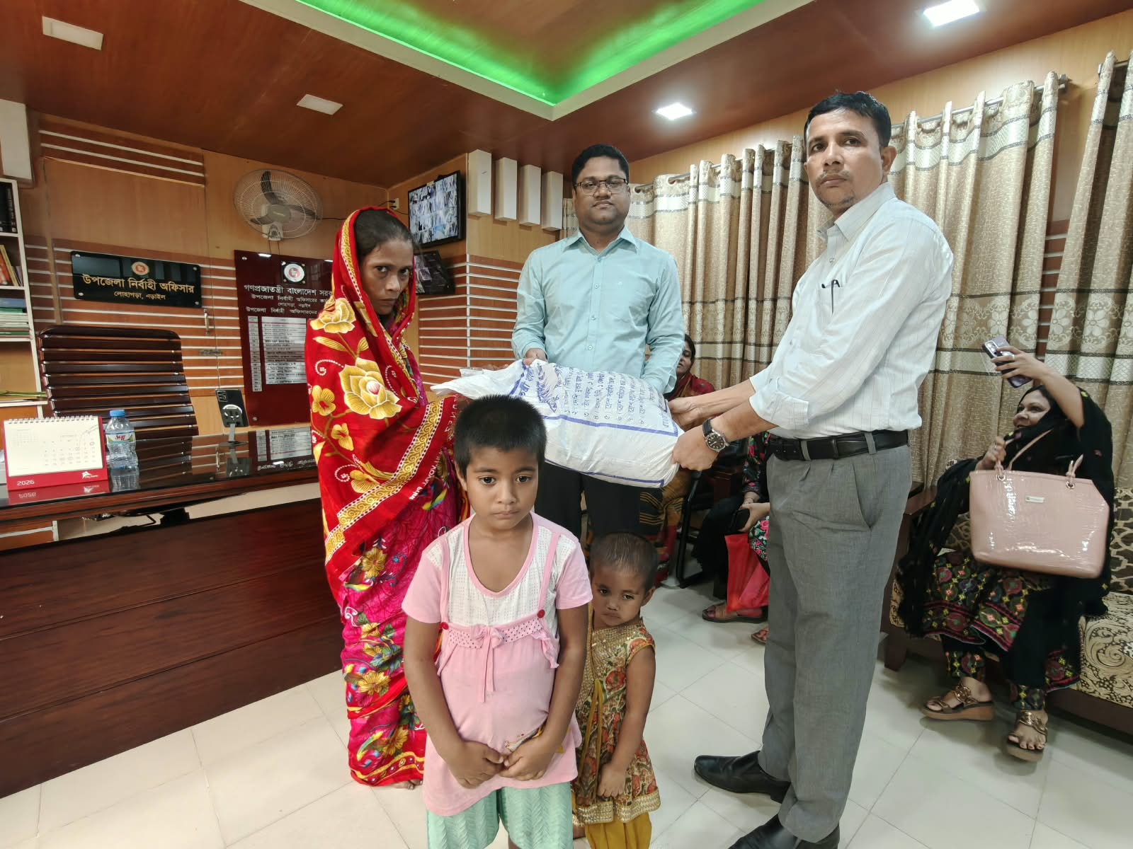 লোহাগড়ায় যাত্রী ছাউনির অসহায় নারী পেলেন ইউএনওর সহায়তায় আশ্রয়ের ঘর ও খাবার 