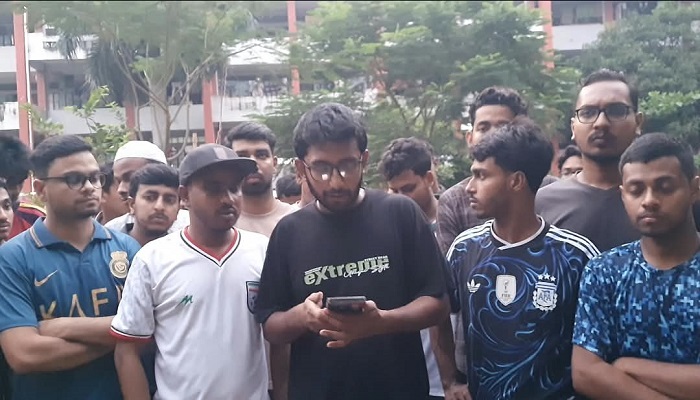 শিক্ষার্থীকে কানে থাপ্পড়ের ঘটনায়  ৬ দফা দাবিতে ফার্মেসি বিভাগের আল্টিমেটাম