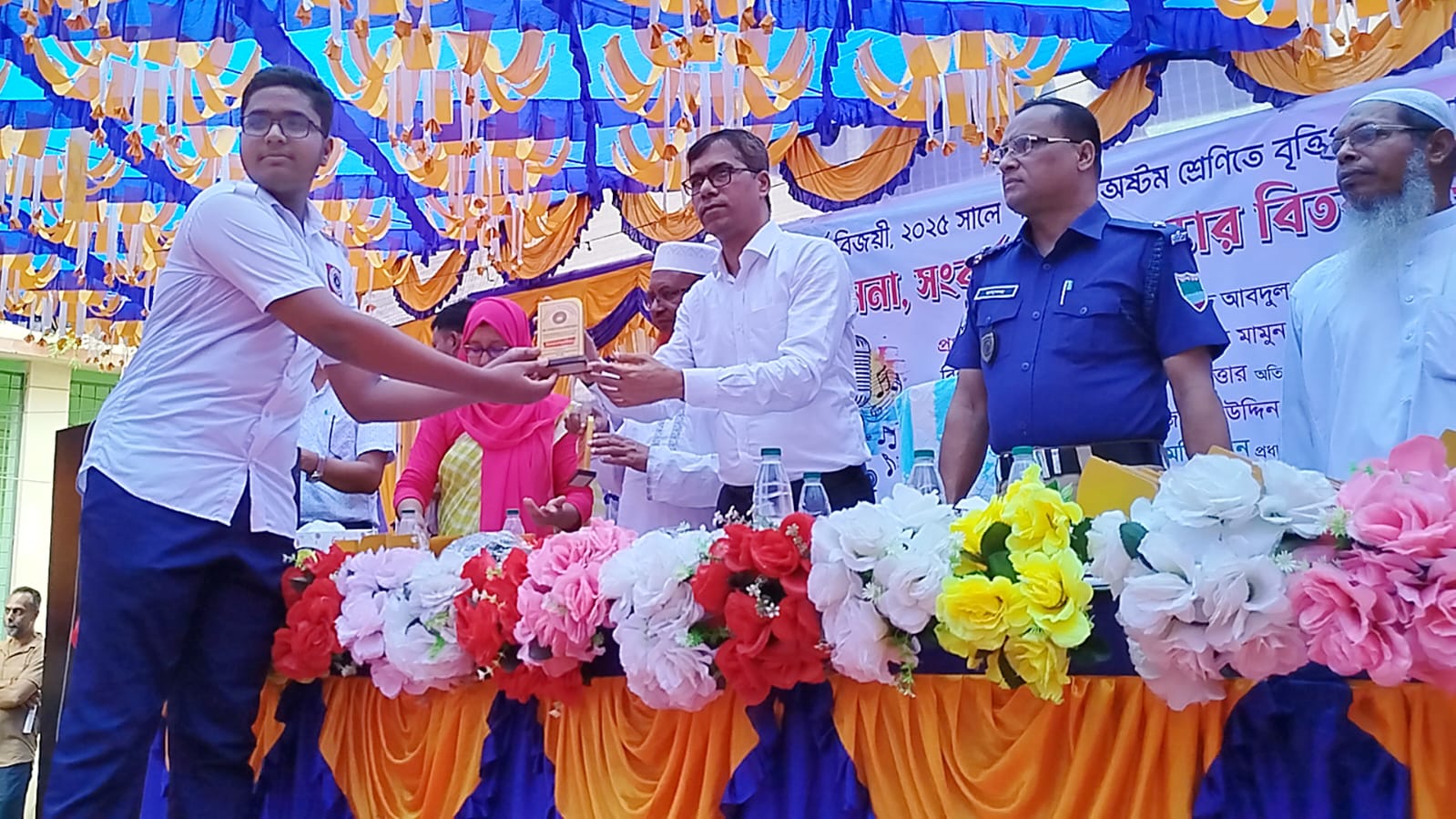 নড়াইলে কৃতি শিক্ষার্থীদের সংবর্ধনা